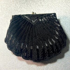Beautiful Vintage Clam Shell Beaded Bag with Silver Chain. P20